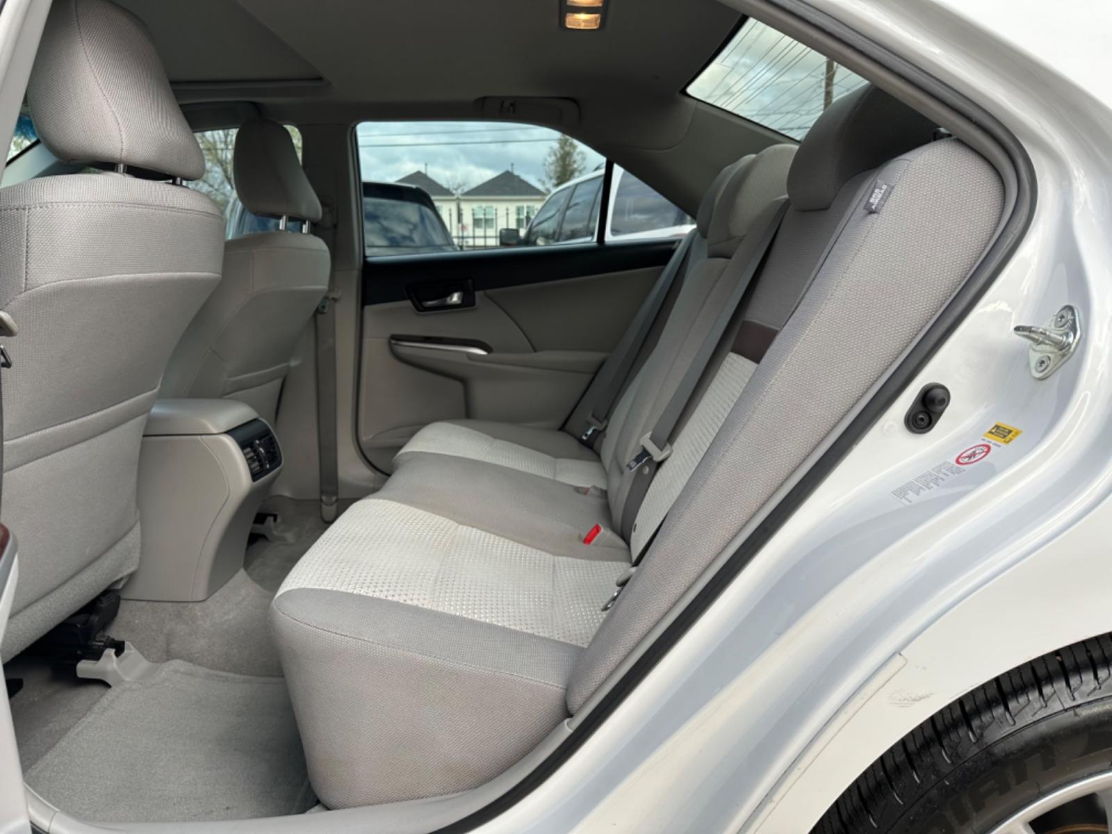 2012 White /Silver Toyota Camry XLE (4T4BF1FK0CR) with an 2.5L engine, Automatic transmission, located at 1501 West 15th St., Houston, 77008, (713) 869-2925, 29.797941, -95.411789 - Photo #6